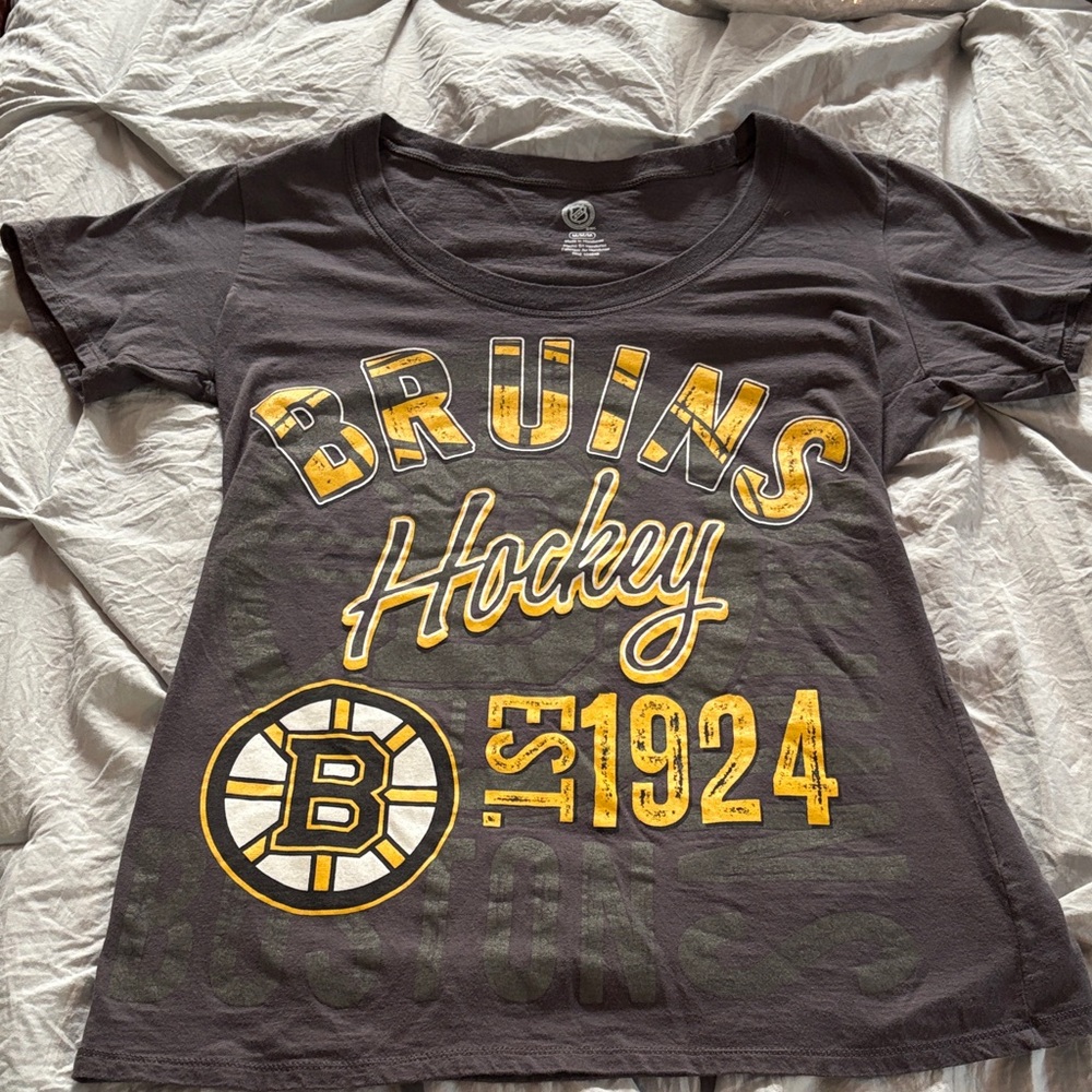 7/$20 NHL Bruins Boston  Charcoal and Yellow Tee shirt Medium EUC women’s